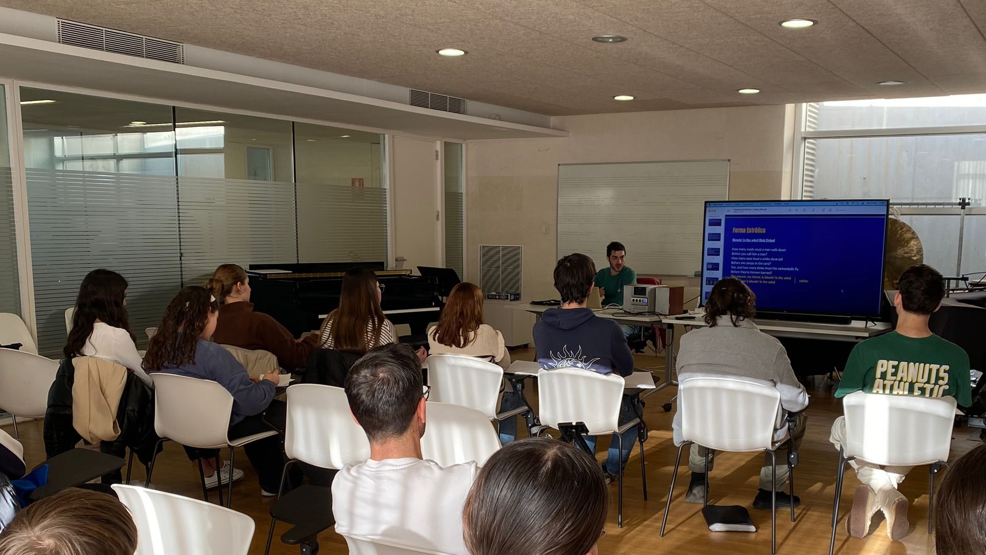 Gonzalo Esteybar dictando una clínica de Composición Musical en Alicante - España