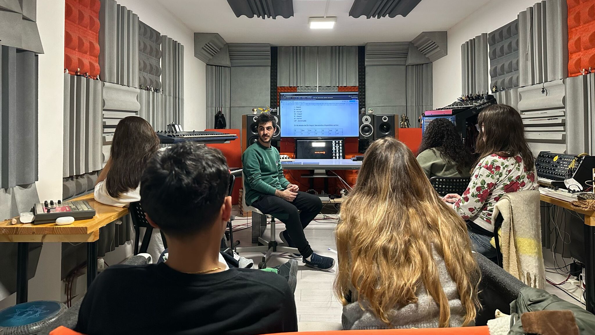 Gonzalo Esteybar dictando curso de composición musical en Barcelona