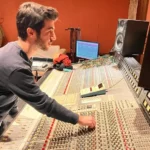 Gonzalo Esteybar produciendo en Estudios Panda