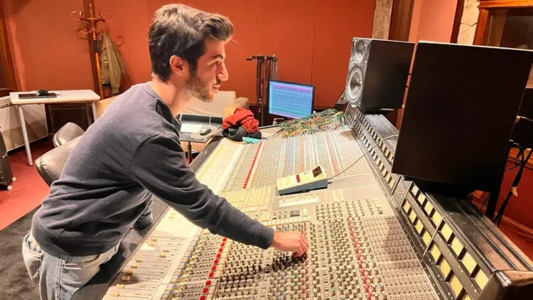 Gonzalo Esteybar produciendo en Estudios Panda