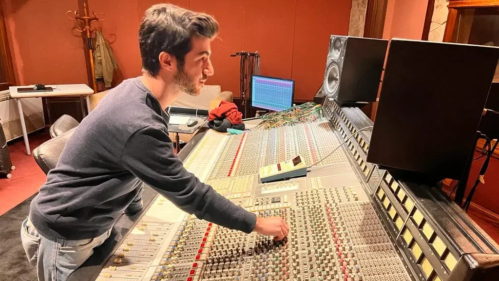 Gonzalo Esteybar produciendo en Estudios Panda
